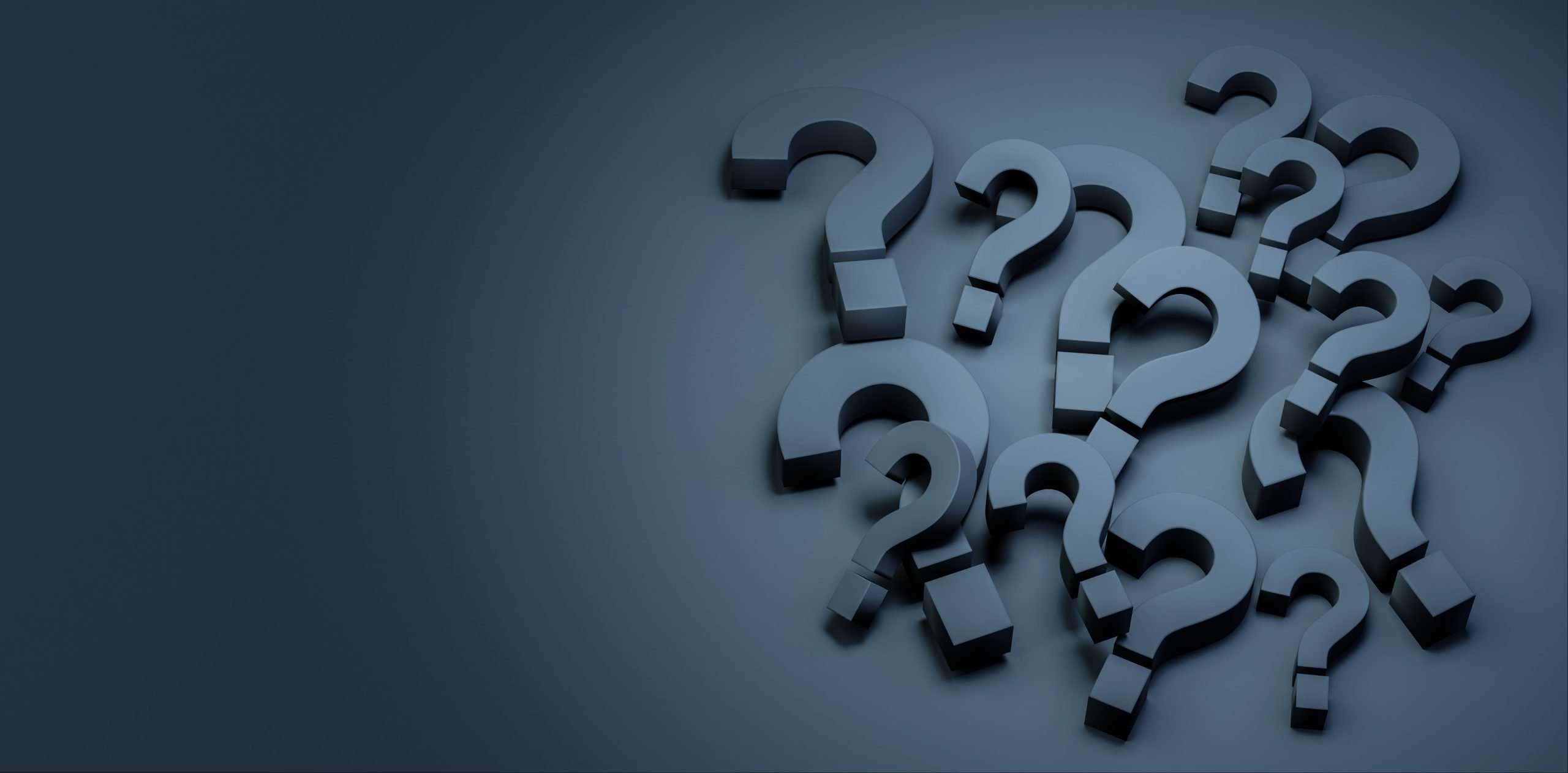 Anthrazit gefärbter Hintergrund mit 3D Fragezeichen symbolisch für unser Fragen und Antworten Coaching im 1:1.