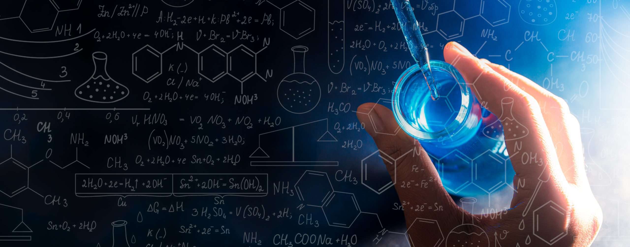 Hand hält ein Reagenzglas mit blauer Flüssigkeit, umgeben von chemischen Formeln – symbolisiert wissenschaftliche Studien und Forschungsergebnisse zum Thema Vitamin D, wie im Blogpost erläutert.
