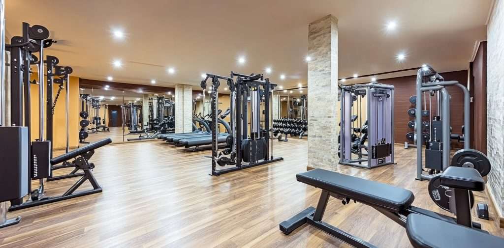 Moderne Krafttrainingsgeräte in einem leeren Fitnessstudio. 